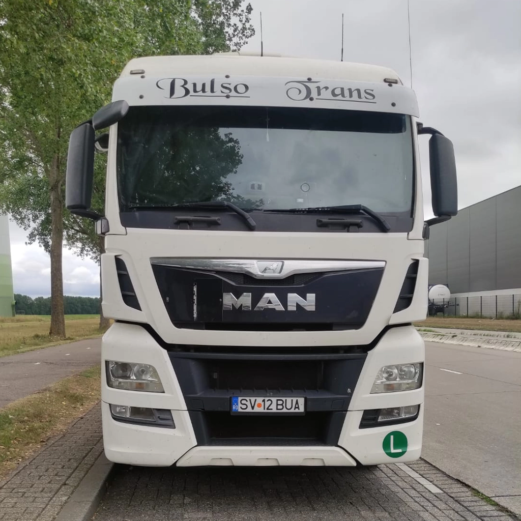 camion pregătit de transportat mărfuri internațional