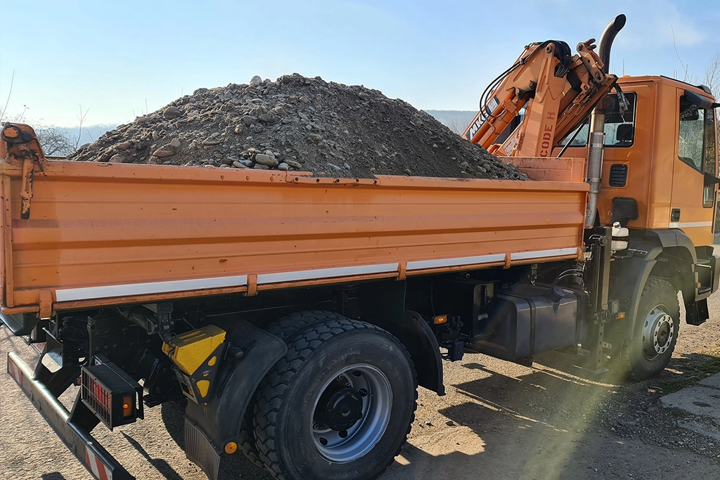 autobasculantă folosită la transportul agregatelor