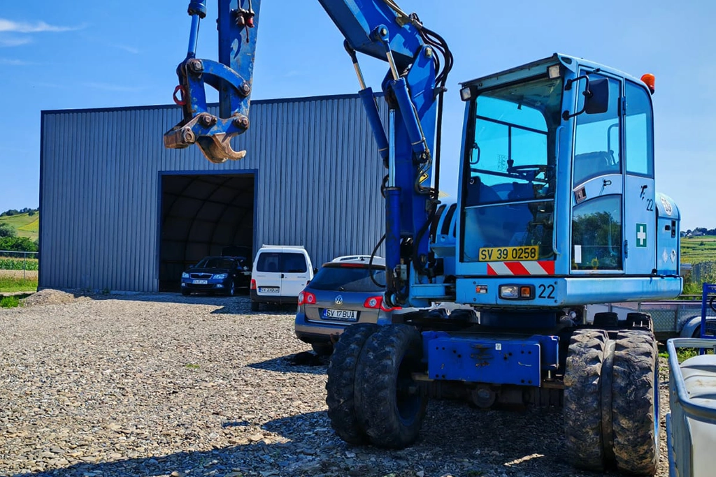 utilajele și hala de depozitare a firmei